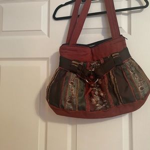 Boho bag brown tones aprox 18wX13h.  Several pockets inside